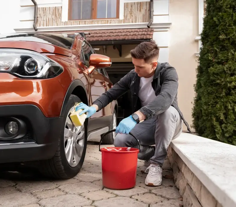 Lavage auto à domicile Huismes : professionnel intervenant sur un véhicule